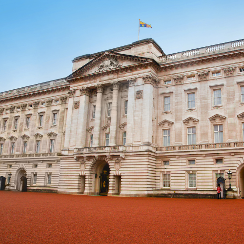 der Buckingham Palace in London. Dort wohnt die koenigliche Familie.