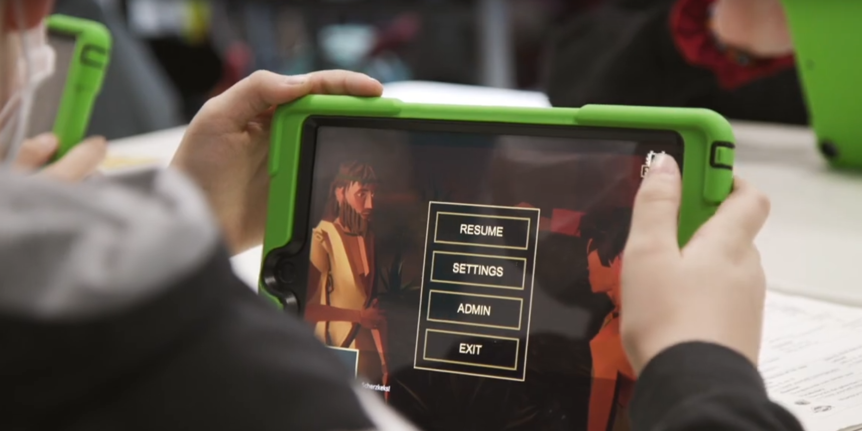 Digitalisierung von Schulen Ein Schueler haelt ein Ipad auf dem das Playbook Polis Athen von History Voices abgespielt wird.