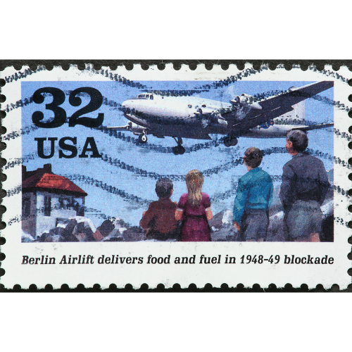 Briefmarke aus den USA, die die Luftbruecke über Berlin illustriert.